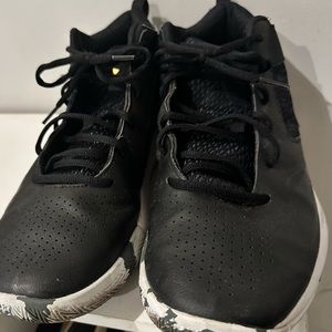 Men’s size 13 UA basketball sneakers.